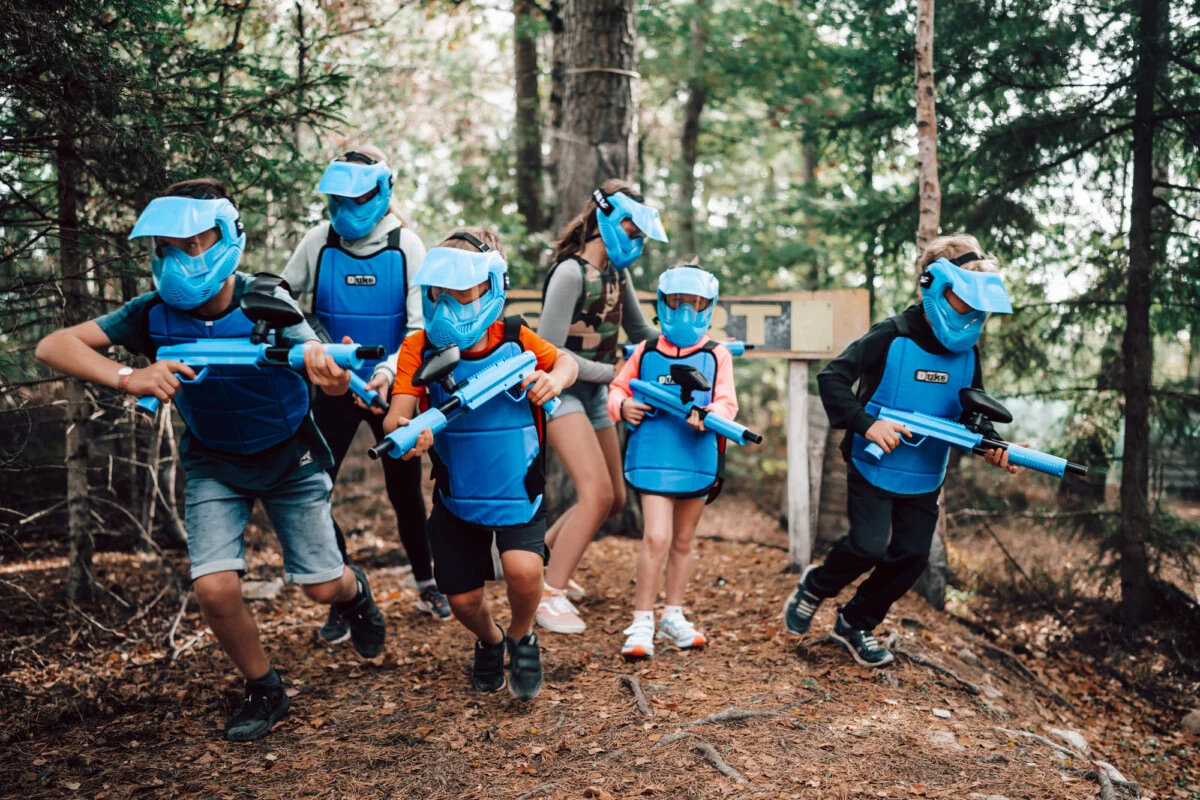 Groupe d'enfant jouant au paintball kids à malmedy