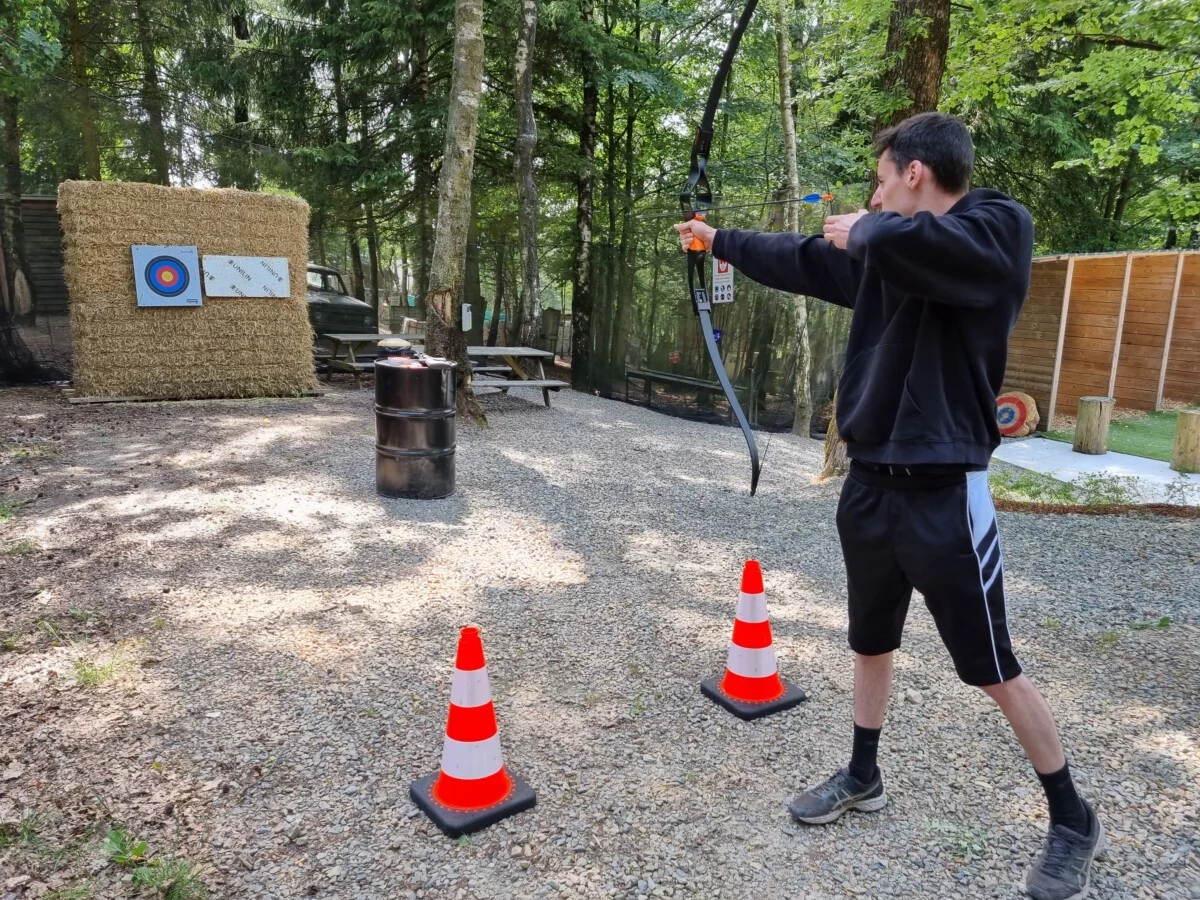 homme visant avec un arc