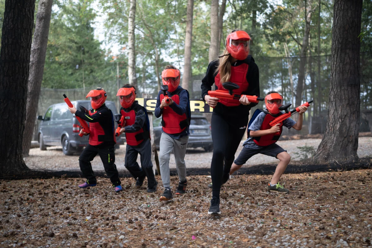 groupe d'enfant jouant au paintball enfant à malmedy