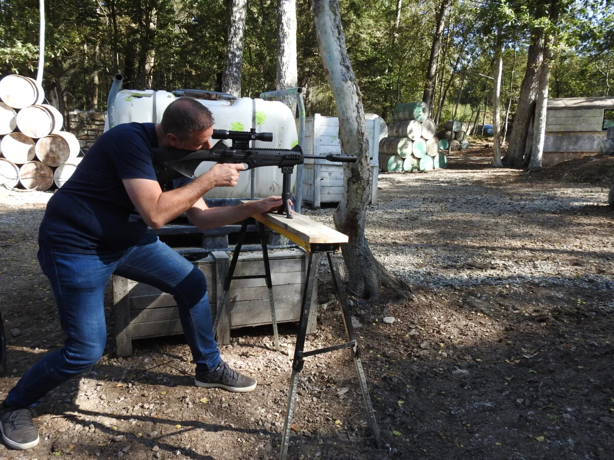 homme visant avec une carabine