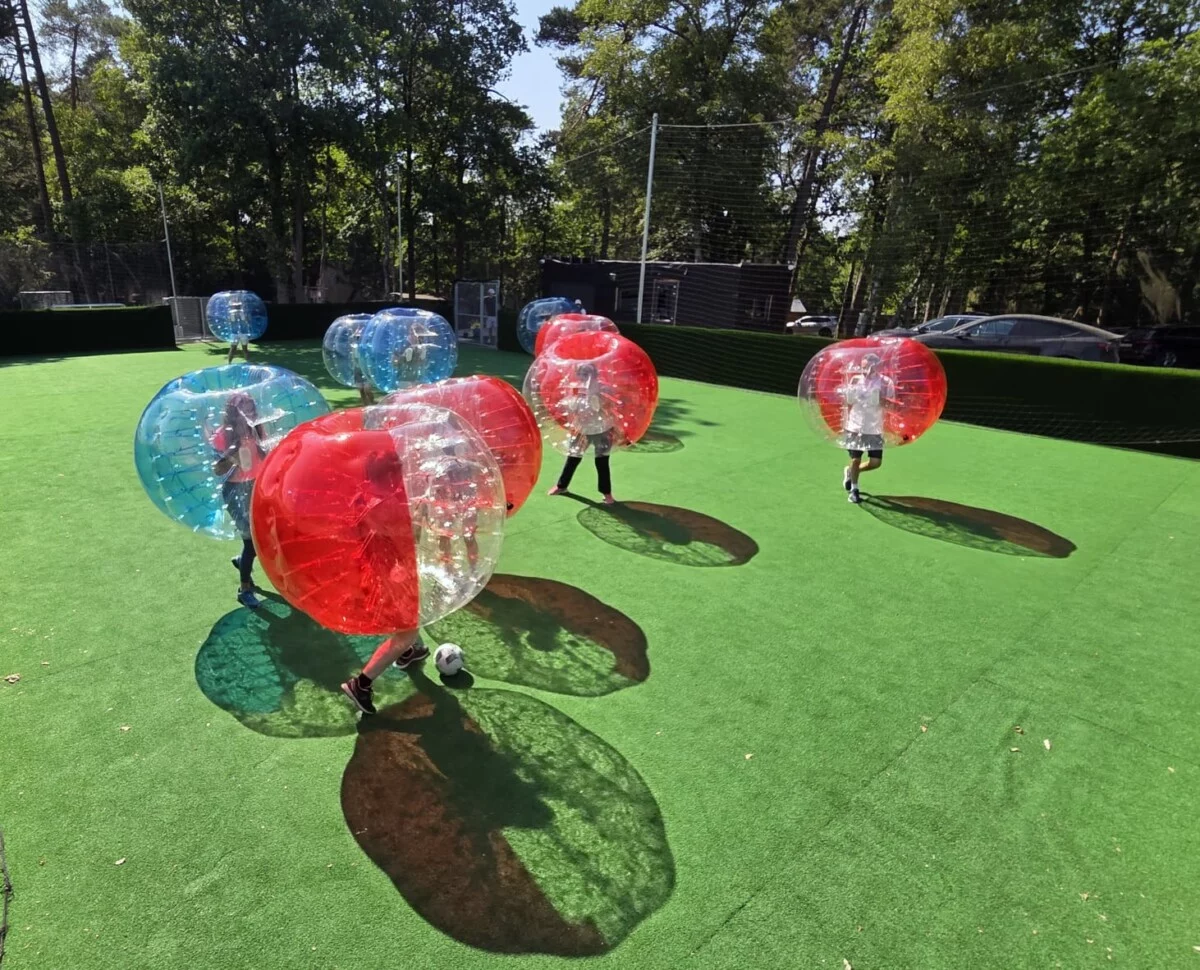 Acttivité de Bubble soccer dans des bulles bi colors