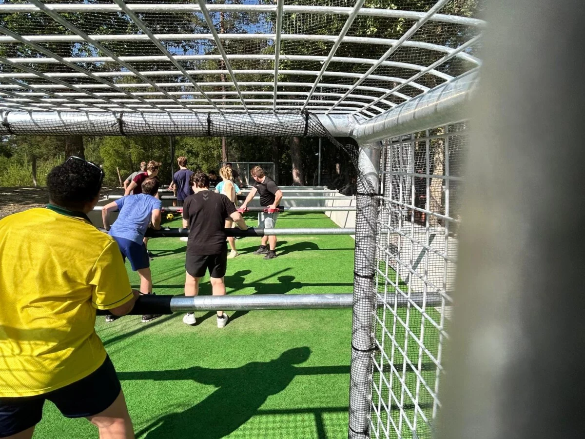 Vue d'un goal de babyfoot humain