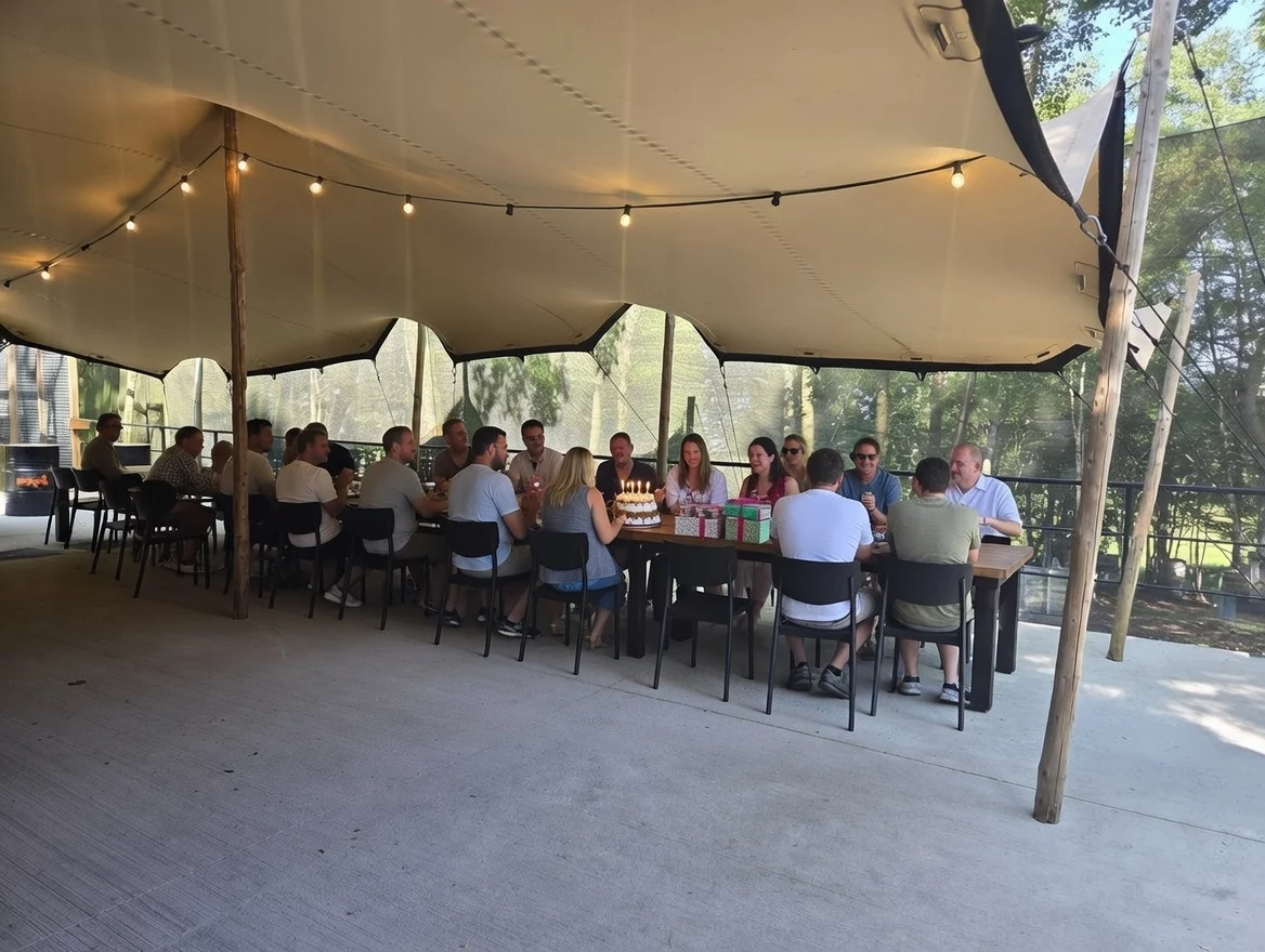 personne fêtant avec ses amis son anniversaire chez Activ PArk