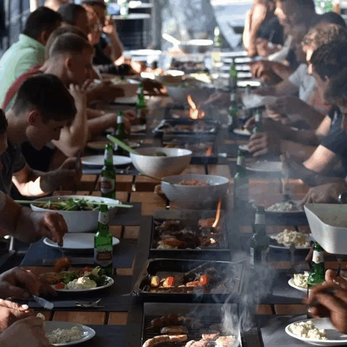 Equipe de teambuilding profitant d'un barbecue organisé par Activ Park.