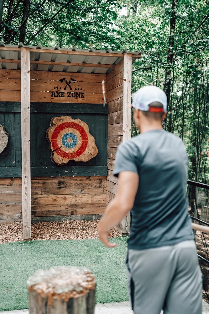 participant lançant une hache
