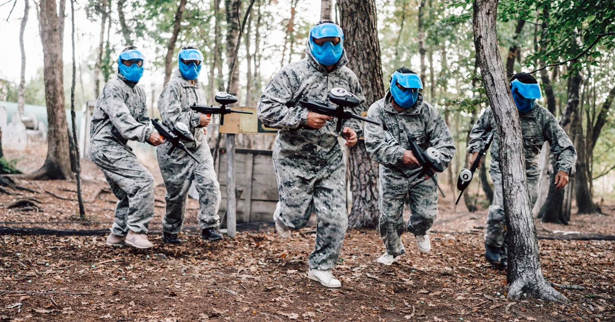 joueurs jouant au paintball traditionnel
