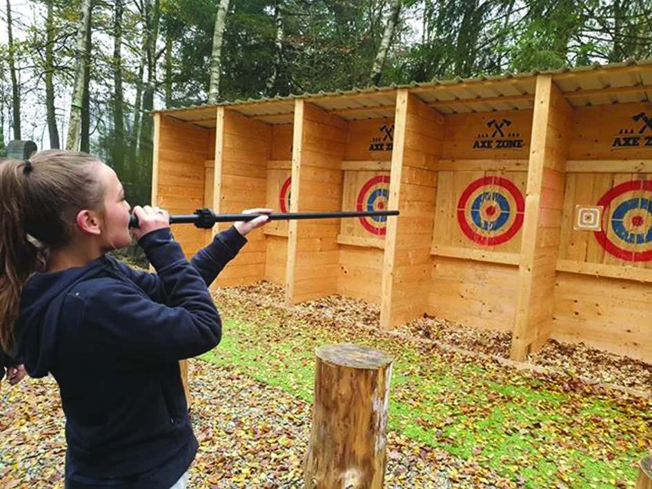 femme visant avec une sarbacane